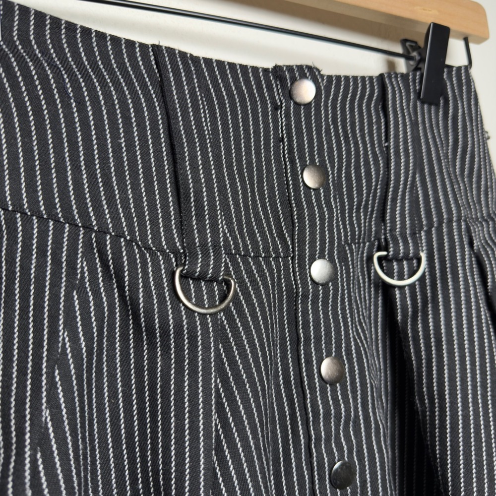 Hot Topic Women Grunge Skirt XS Black Pinstripe Pleated Mini D-Ring Button Front - Picture 5 of 9